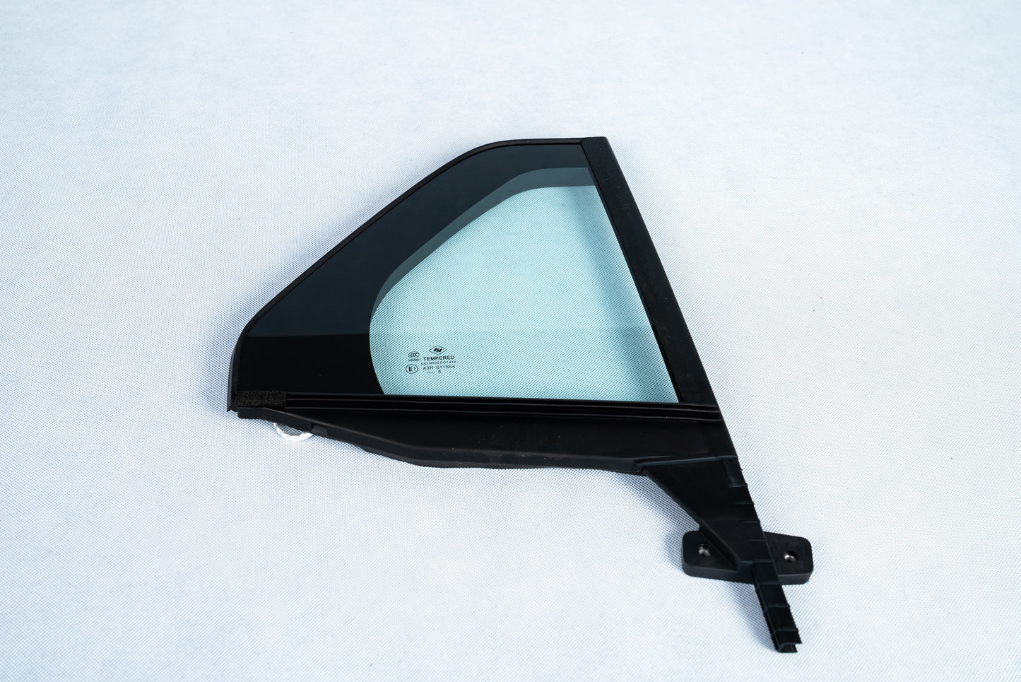 Right front door accessory assembly device